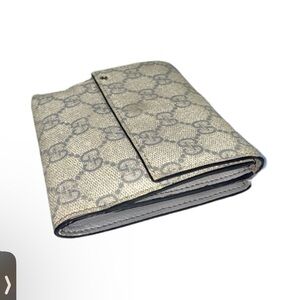 Gucci wallet. Great condition! Some wear here and there, but nothing crazy.